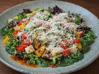 Салат зі свіжими сезонними овочами та сиром