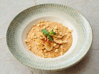 Карамельна вівсянка з фундуком та бананом