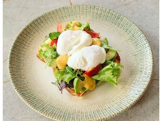 Бріош з яйцем пашот та авокадо