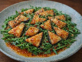 Салат з хрустким баклажаном та руколою і соусом солодкий чилі