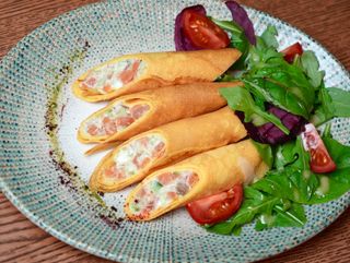 Млинці з лососем та авокадо з крем-сиром