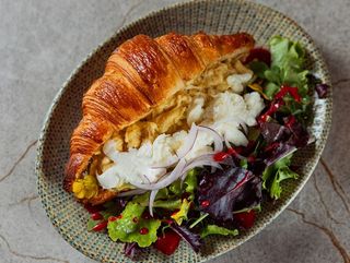 Круассан зі скремблом, авокадо-кремом та соусом голандез