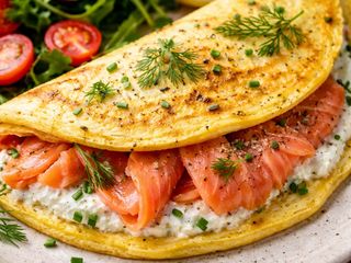 Омлет з слабосолоним лососем та крем-сиром