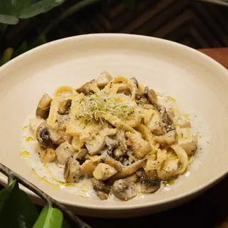 Паста з куркою та грибами