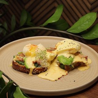 Яйце Бенедикт з беконом