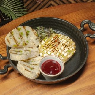 Запечений камамбер з вишневим соусом