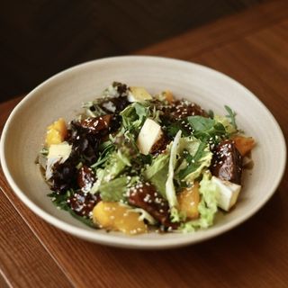 Салат з курячою печінкою та персиком