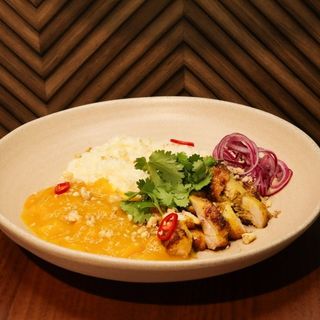 Курка карі з кокосовим рисом та манго чатні