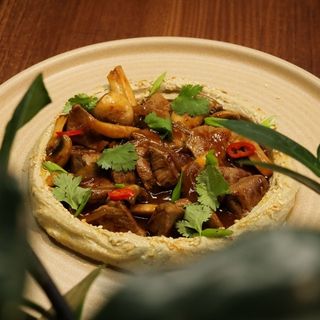 Хумус з телятиною