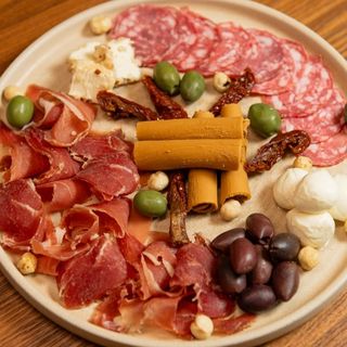 Тарілка до вина