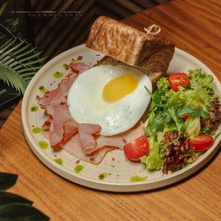 Куб з яєчнею і беконом