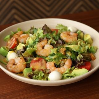 Салат з креветкою та моцарелою