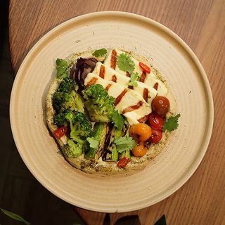 Хумус з халумі та овочами гриль