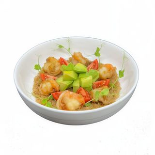 Теплий салат з креветкою на тайські подушці з рису