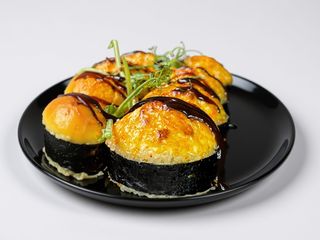 Запечений рол з креветкою та авокадо