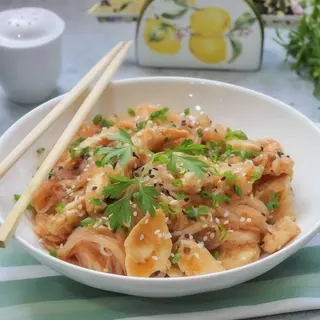 Фунчоза зі свининою та печерицями (280г)