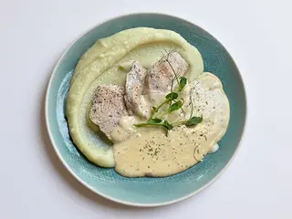 Картопляне пюре з куркою та вершковим соусом (250г)