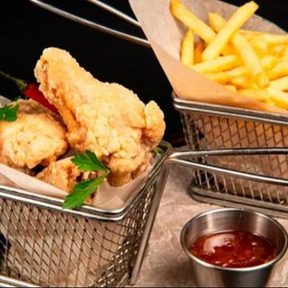 Хрусткі курячі крильця з картоплею фрі