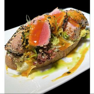 Брускета DELUXE з тунцем татакі