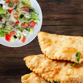 Чебурек з куркою та салат Грецький