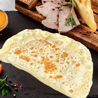 Чебурек з шинкою та сиром