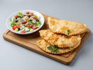 Чебурек з свининою та салат Грецький
