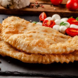 Чебурек Печена свинина та сир Моцарела