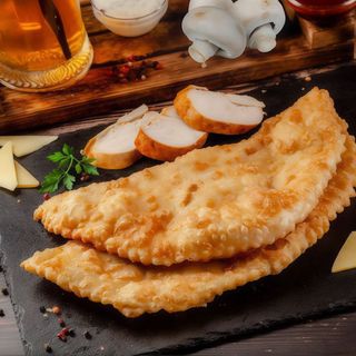 Чебурек з куркою, грибами та сиром