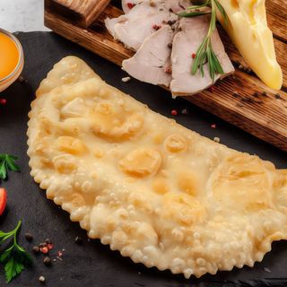 Чебурек зі свининою та сиром