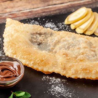 Солодкий чебурек з бананом та шоколадом