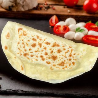 Янтик з печеною свининою та сиром моцарела