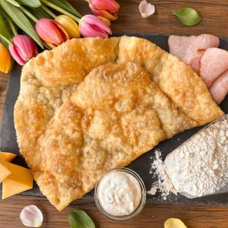 Чебурек з шинкою та сиром