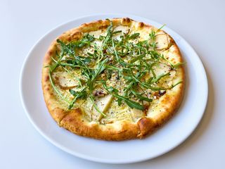 Піца з грушею та сиром дорблю (350г)