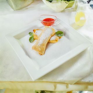 Млинці з сиром та полуничним соусом (180/30г)