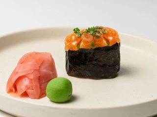 Гункан з ніжним лососем