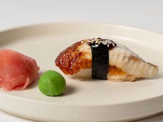 Нігірі з вугром та соусом унагі