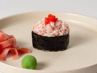 Гункан з королівською креветкою та ікрою