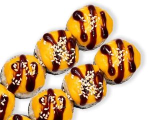 Запечений рол з лососем та сиром чеддер і соусом унагі