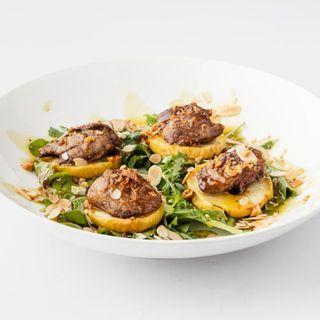 Теплий салат з курячою печінкою
