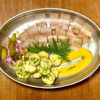 Оселедець з молодою картоплею та маринованою цибулею