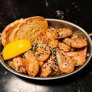 Пивні креветки з тостами