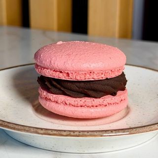 Макарон шоколад вишня