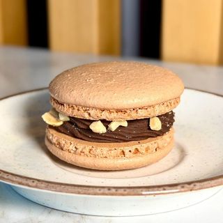 Макарон з карамеллю та арахісом