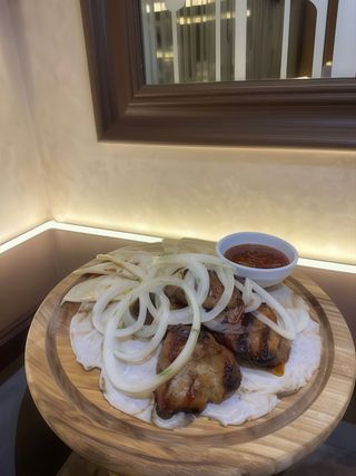 Шашлик із свинячого ошийка з маринованою цибулею (200/30г)