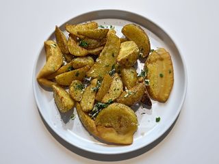 Картопля по-селянськи з часником та зеленню 