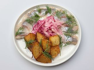 Оселедець з маринованою цибулею та картоплею