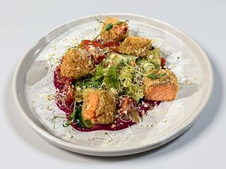 Салат з лососем Панко та буряковим мусом (280 гр.)