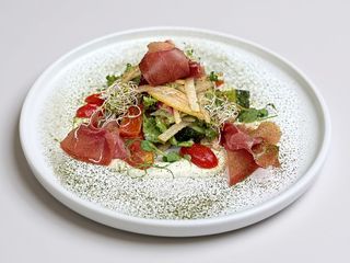 Салат з хамоном, соусом Дор Блю та горіхом кешʼю (260 гр.)