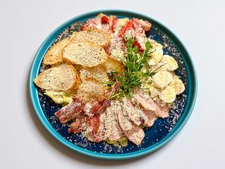 Салат Цезар із пряною куркою