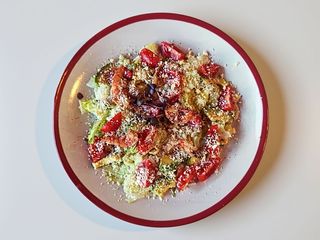 Салат з тигровою креветкою та авокадо